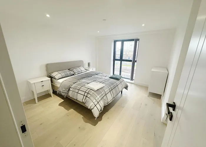 Luxury Modern Flat Near Center
