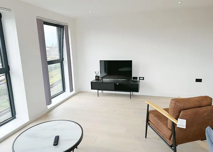 Luxury Modern Flat Near Center