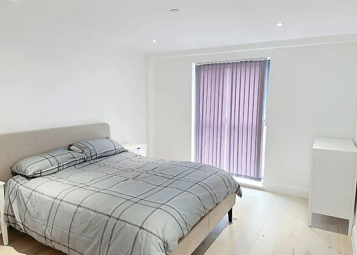 Luxury Modern Flat Near Center